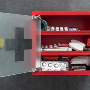 Que doit contenir l’armoire à pharmacie idéale ?